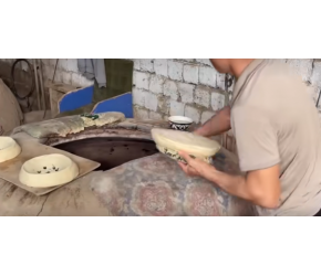 乌兹别克斯坦特色小吃，撒马尔罕面包，被如何称为用生命在烘烤